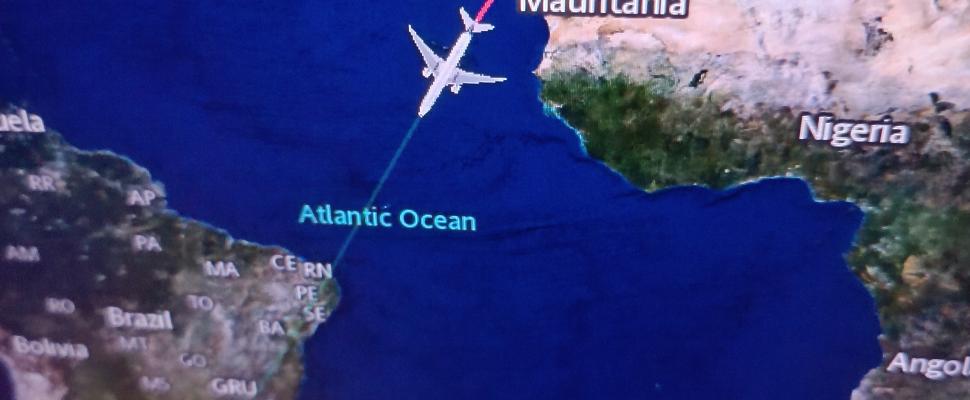 Samolyot v oblaka plane fly vbeatner